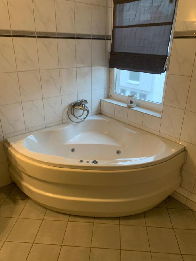 Mainpark Apartment 4 Schlafzimmer Bis Zu 10 Personen Direkt Ueber Aschaffapartment Bei Aschaffenburg Mainaschaff Exterior foto